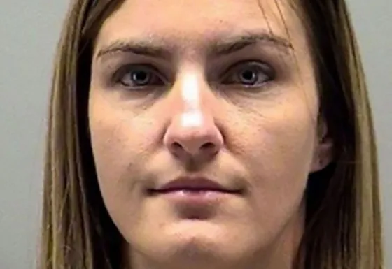 Tuvo relaciones con su alumno de 14 años y renunció al otro día