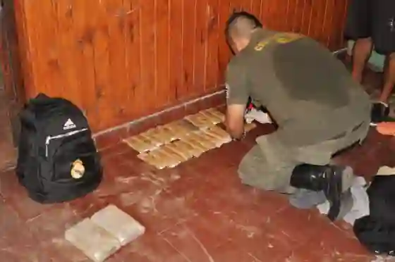 Detienen a dos hombres con 4 kilos de marihuana en sus mochilas