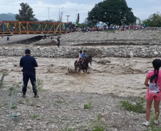 Vaqueros: Vaqueano salvó a una familia de la crecida del rio