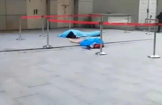 Murió aplastado por una mujer suicida. VIDEO