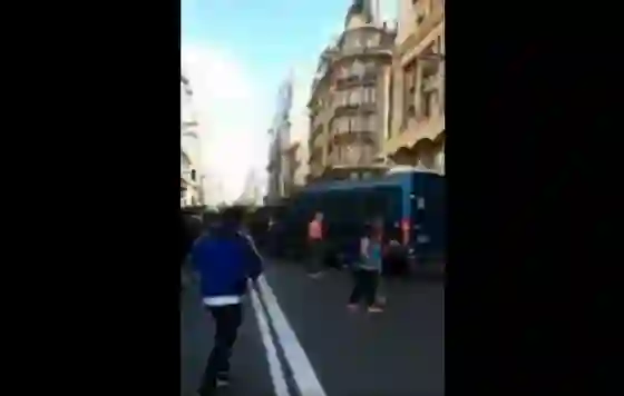 CONGRESO: Un camión de la policía atropelló a un jubilado (Video)