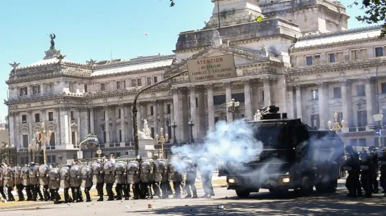 Represión en el Congreso: Más de 50 detenidos y 80 heridos