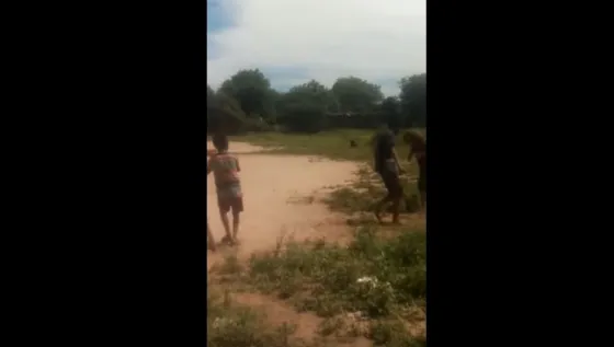 Escalofriante: Un duende sorprende a unos niños en una cancha de fútbol. Video