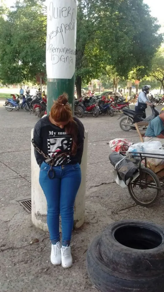 Cortaron el acceso a Orán y 3 mujeres se encadenaron