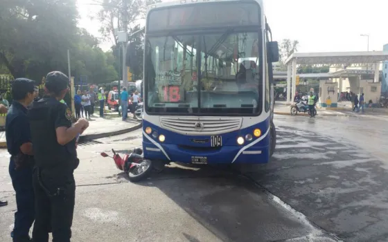 Zona Terminal: Un SAETA chocó con una moto y hay un herido