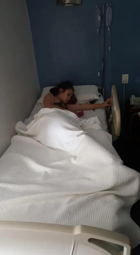 Una madre denuncia que su hija tiene salmonela