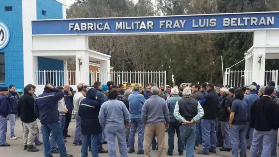 Trabajador se quiebra al leer la lista de sus compañeros despedidos