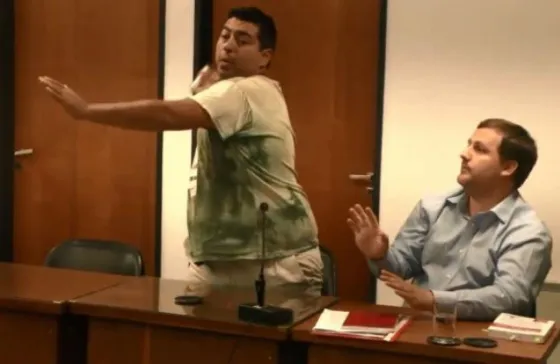 Le arrojó un vaso de vidrio a un fiscal mientras le leía los cargos (VIDEO)