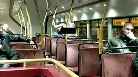 ¡SIN PUDOR! Una pareja tiene relaciones en un colectivo a la vista de todos (VIDEO)