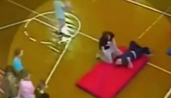 Terrible: Un niño se rompió la espalda en plena clase de gimnasia. Video