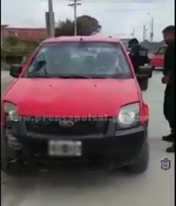 Ebria chocó dos autos estacionados y se fugó. VIDEO