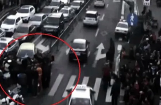 Levantan un auto para rescatar un nene. VIDEO