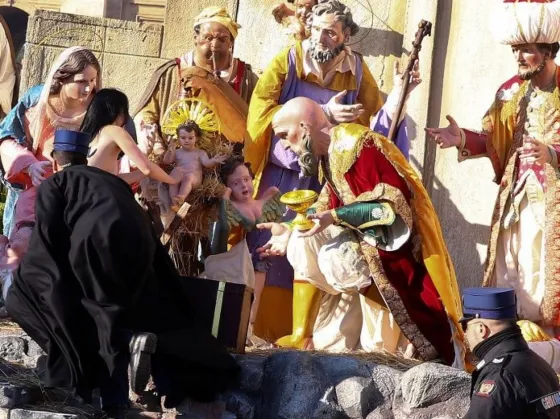 Vaticano: Entró en topless y quiso robar al niño Jesús (VIDEO)