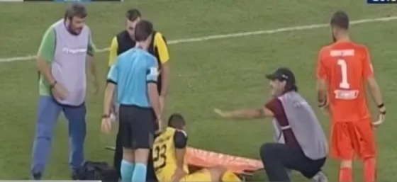 Camilleros de terror: Dejan caer a un jugador lesionado repetidas veces. Video