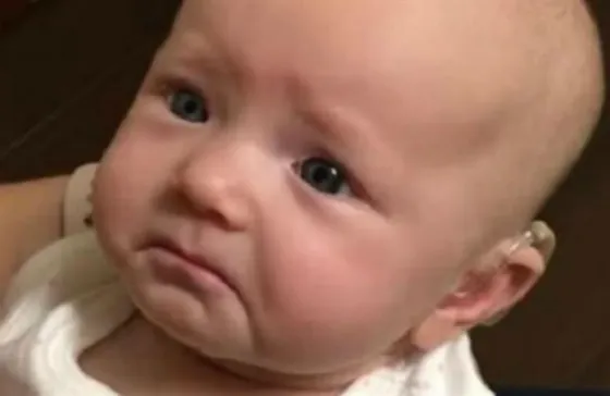 Bebe sorda escucha por primera vez a su madre y rompe en llanto. VIDEO