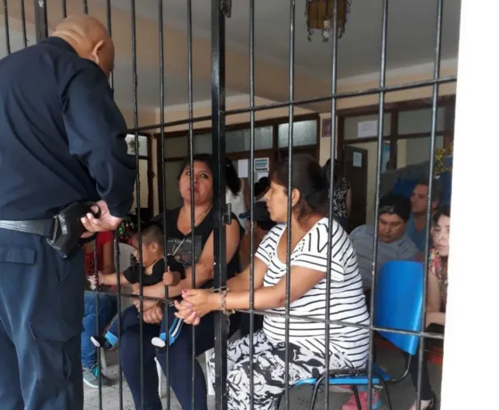 Coronel Moldes: Empleados terminan el año sin trabajo y encadenados en la Municipalidad