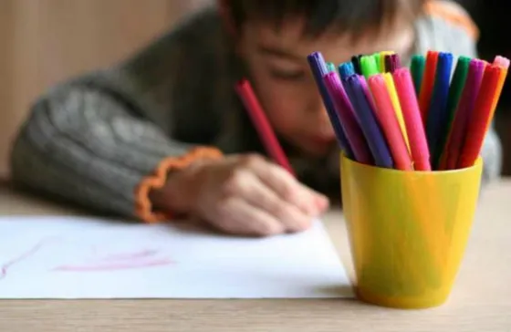 Mirá lo que hace este papá con los dibujos de su hijo. FOTOS