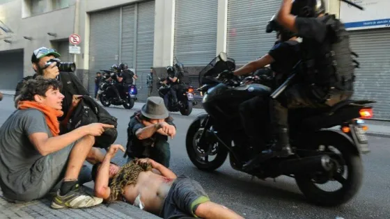 Detuvieron al policía que pisó con su moto a un manifestante