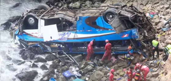 Ascienden 48 las víctimas por el bus desbarrancado en Perú