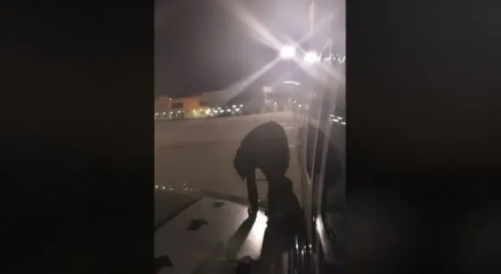 Cansado de esperar, bajó por el ala del avión