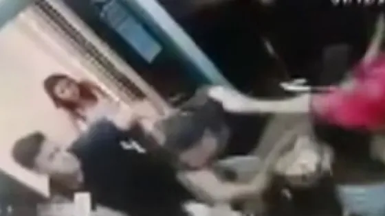 Terribles imágenes de un tiroteo adentro de un ascensor. Video