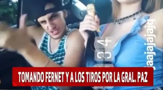 ¿Qué tal? Una pareja se filmó manejando, a los tiros y tomando fernet. Video