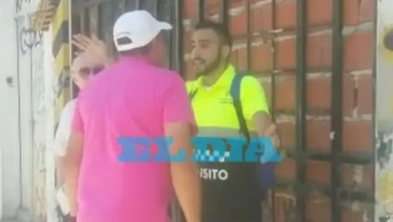 A lo Sampaoli: Un automovilista increpó a un inspector de tránsito. Video