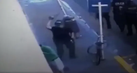 Indentificaron al policía que tiró gas pimienta y golpeó a un jubilado