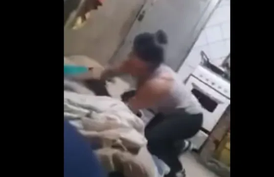 La mujer que agredió a su hija por una tablet dijo que está arrepentida