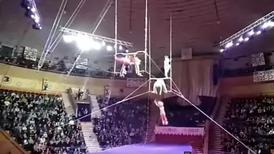 Tremendo: Una acróbata cayó de gran altura durante una actuación de circo. Video