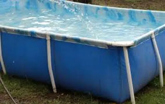 Murió un bebé tras caer dentro de una pileta