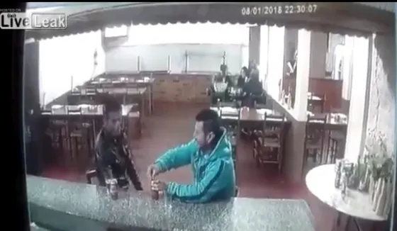 Terrible: Fue asesinado a sangre fría mientras se tomaba una cerveza. Video