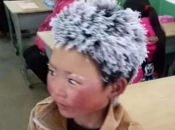 Un niño fue al colegio congelado y su imagen recorre el mundo