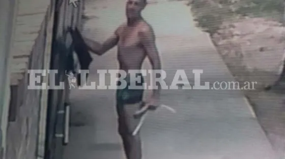 Se desnudó en plena calle y atemorizó a los vecinos.Video