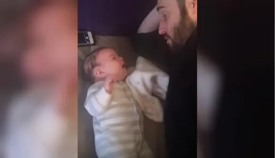 Bebé dice su primera palabra a los 3 meses de nacido (VIDEO)