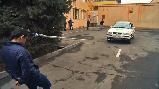 ¡Con el pelo! Una chica arrastra un auto de más de 2 toneladas.Video