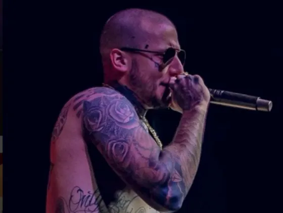 Alex Caniggia se tiró al público y nadie lo agarró. VIDEO