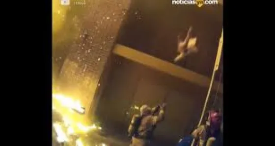 Dramáticas imágenes del rescate de un bombero a una niña que caía desde un edificio. Video