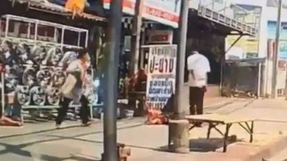 Terrible: Un hombre golpeó ferozmente a un niño en plena calle. Video