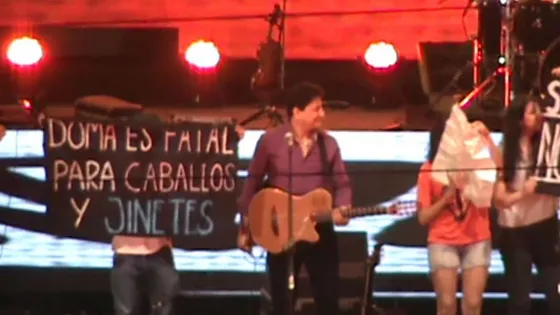 Activistas repudiaron la doma en el escenario de Jesús María. Video