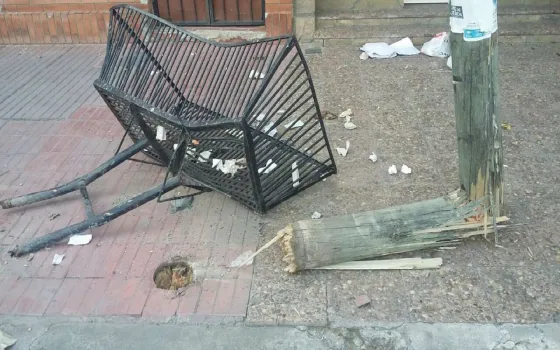 Perdió el control, chocó con un poste y huyó