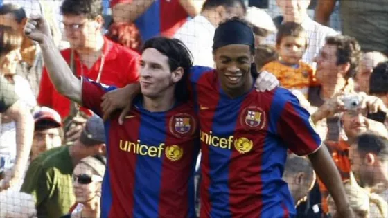 Messi le dedicó un emotivo mensaje a Ronaldinho por su retiro del fútbol