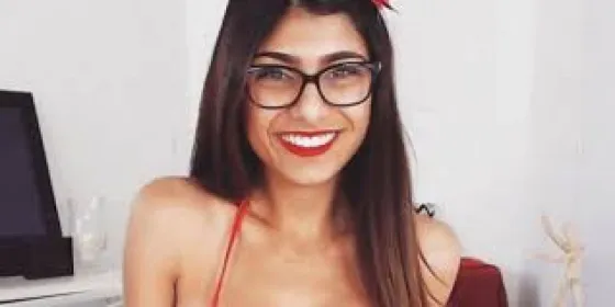 Mia Khalifa posó desnuda y prendió fuego las redes