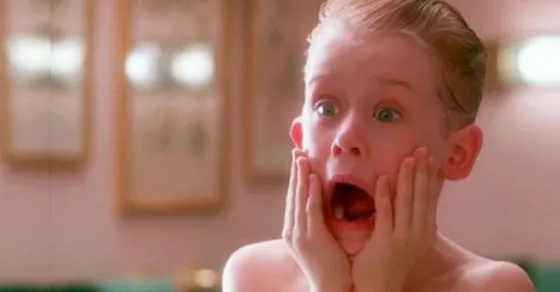 Se olvidaron a la hija en una estación de servicio y la historia se volvió viral