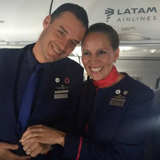 Francisco casó a un pareja en pleno vuelo papal. VIDEO