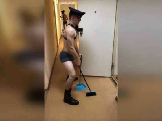 Cadetes rusos sorprendieron con un baile semidesnudos. VIDEO