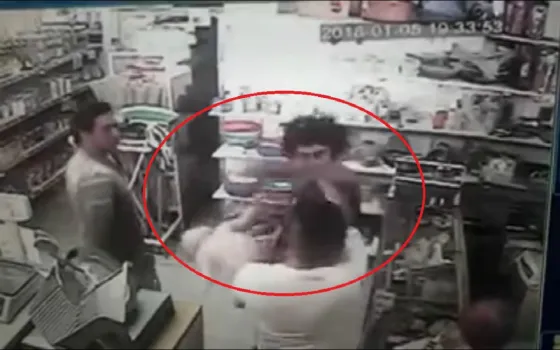 En medio de una discusión le pegó a un bebé. VIDEO