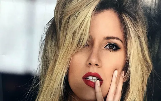 Laurita Fernández posó desnuda en un sillón. FOTO