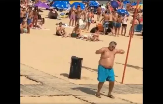 Sin ningún tipo de vergüenza, bailó en medio de una playa rosarina. VIDEO