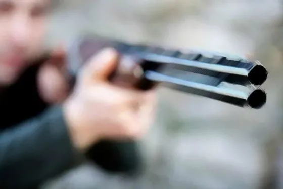 Una adolescente de 13 años recibió un escopetazo de su exnovio